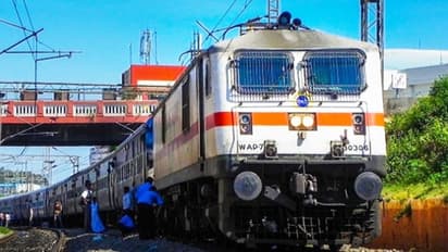 ട്രെയിൻ ടിക്കറ്റുകൾ നഷ്ടപ്പെട്ടോ; ഡ്യൂപ്ലിക്കേറ്റ് എടുക്കാനുള്ള വഴി ഇതാ 