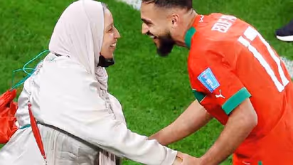 ತಾಯಿ ಜೊತೆ ಮೊರಾಕ್ಕೊ ಫುಟ್ಬಾಲಿಗ ಸೋಫಿಯಾನ್ ಬೂಫಾಲ್ ಸಂಭ್ರಮ!