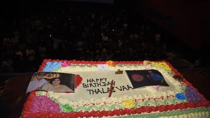 சூப்பர்ஸ்டார் பிறந்தநாள்... தியேட்டரில் ரசிகர்களுடன் கேக் வெட்டி கொண்டாடிய லதா ரஜினிகாந்த்