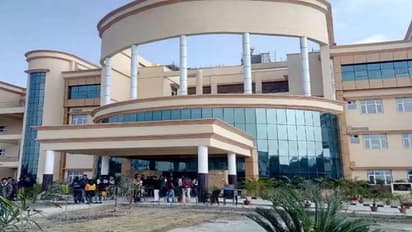 5 घंटे तक दौड़ाया, कागज पर भर्ती होने के 4 मिनट बाद ही गर्भवती को किया मृत घोषित, जानिए 3 मौतों का पूरा सच