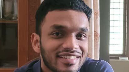  ബ്ലാസ്റ്റേഴ്സിന്‍റെ മത്സരം കണ്ട് വീട്ടിലേക്ക് മടങ്ങിയ യുവാവിന് ട്രെയിനില്‍ നിന്ന് വീണ് ദാരുണാന്ത്യം