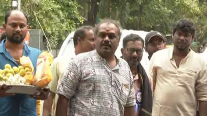 சூப்பர்ஸ்டாருக்கு வாழ்த்து சொல்ல... கொட்டும் மழையில் காத்திருந்த ரசிகர்களுக்கு ஏமாற்றமளித்த ரஜினிகாந்த்