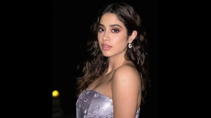 షార్ట్ అంతకన్నా చిన్నదైతే కష్టం.. పొట్టి బట్టల్లో కసిగా అందాలు చూపిస్తున్న జాన్వీ కపూర్ 