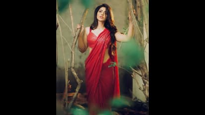 ఎర్ర చీరలో తెలుగు భామా  ఘాటు పోజులు.. నడుము అందాలతో మతులు పోగొడుతున్న ప్రియాంక జవాల్కర్!