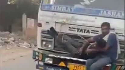 Punjab: ಗೋಧಿ ಕದ್ದ ಆರೋಪಿಯನ್ನು ಟ್ರಕ್ ಬಾನೆಟ್ಗೆ ಕಟ್ಟಿ ಪೊಲೀಸ್ ಠಾಣೆಗೆ ಕರೆದೊಯ್ದರು..!