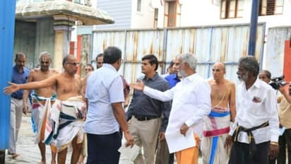 தைத்திருநாள்: அர்ச்சகர்கள், பணியாளர்களுக்கு புத்தாடை வழங்கிய அறநிலையத்துறை