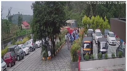 യാത്രക്കാരന് അപസ്മാരം, കുഴഞ്ഞുവീണു; കെഎസ്ആർടിസി ബസ് ഒരു കിലോമീറ്റർ തിരികെ ഓടിച്ച് ആശുപത്രിയിലെത്തിച്ചു