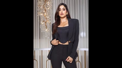 బ్లాక్ అవుట్ ఫిట్ లో జాన్వీ కపూర్ మైండ్ బ్లోయింగ్ పోజులు.. నడుము కొలతలు చూపిస్తూ కవ్విస్తున్న బోల్డ్ బ్యూటీ!