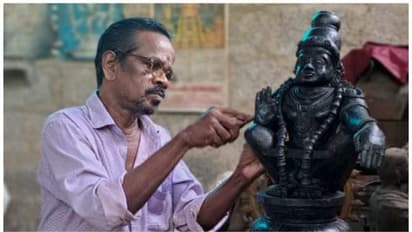 പഞ്ചലോഹത്തിൽ വിരിയുന്ന ശിൽപചാതുര്യം; അയ്യപ്പ വിഗ്രഹ നിർമ്മാണത്തിൽ അരനൂറ്റാണ്ട് പിന്നിട്ട് നാരായണൻ ആചാരി