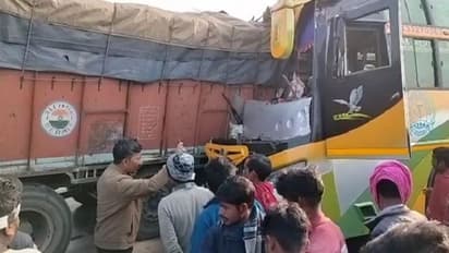 तेज रफ़्तार ट्रक से टूरिस्ट बस की जोरदार टक्कर, 41 यात्री हुए गंभीर रूप से घायल , दो की दर्दनाक मौत