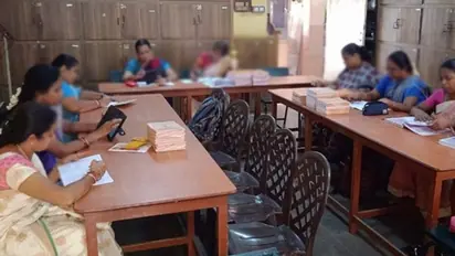 லீவு இருந்தாலும் பள்ளிக்கு செல்லுங்கள்... ஆசிரியர்களுக்கு அதிர்ச்சி கொடுத்த மாவட்ட ஆட்சியர்..!