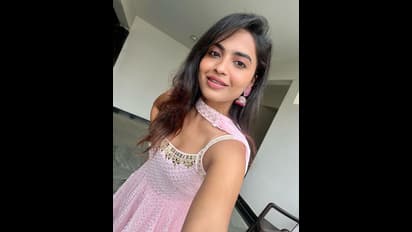 క్యూట్ లుక్స్ లో మాయజేస్తున్న ‘బిగ్ బాస్’ బ్యూటీ.. స్లీవ్ లెస్ అందాలతో మంత్రముగ్ధులను చేస్తున్న దేత్తడి హారిక!