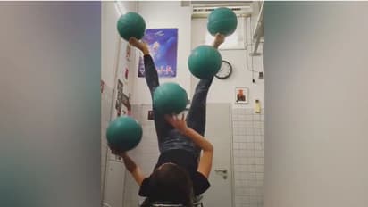 അഞ്ച് ബോളുമായി മലര്‍ന്നുകിടന്നുകൊണ്ട് യുവതിയുടെ അഭ്യാസം; വൈറലായി വീഡിയോ