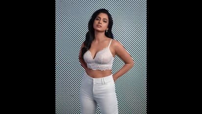 குழந்தையாக இருக்கும் போது சிறுவர் மலர் அட்டை படத்தில் தங்கையுடன் இடம்பெற்ற ரம்யா பாண்டியன்!  அரிய புகைப்படம்!