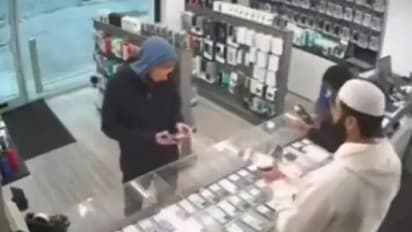 ഫോണുമായി കടയില് നിന്ന് കടന്നുകളയാൻ ശ്രമിച്ച കള്ളന്റെ 'പ്ലാൻ' പാളി; വീഡിയോ...