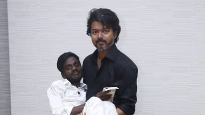நிற்க முடியாத மாற்று திறனாளி ரசிகரை... குழந்தை போல் கையில் ஏந்தியபடி போஸ் கொடுத்த விஜய்! வைரலாகும் புகைப்படம்!