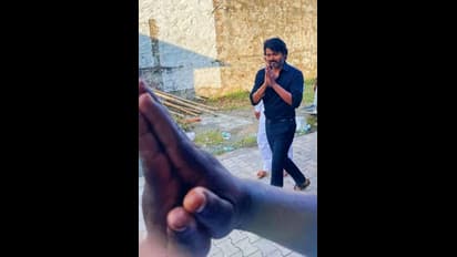 போஸ் கொடுத்து வாரிசுக்கு ப்ரோமோஷன் தேடும் தளபதி! அந்த சம்பவத்தை கூறி... விஜய்யின் வறுத்தெடுக்கும் நெட்டிசன்கள்