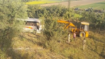 डीसीएम से टकराकर एक्सप्रेसवे से नीचे गिरी स्लीपर बस, फिरोजाबाद में हादसे के बाद 6 की मौत और 22 घायल