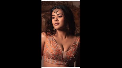 మిలమిల మెరిసే చీరలో కుమారి.. కసి చూపులతో కాల్చేస్తున్న హెబ్బా పటేల్  