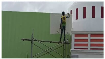 കർണാടകയിലും പച്ച പെയിന്റ് വിവാദം; റെയിൽവേ സ്റ്റേഷന്റെ നിറം മാറ്റിയില്ലെങ്കിൽ കാവി പൂശുമെന്ന് പ്രതിഷേധക്കാർ