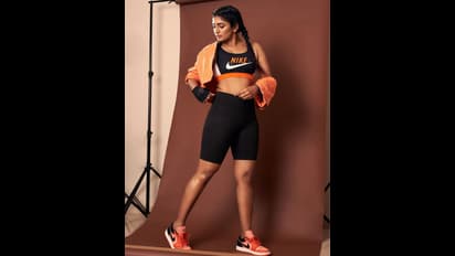 టాప్‌ టూ బాటమ్‌ బిగువైన అందాలు చూపిస్తూ ఈషారెబ్బా షాకింగ్‌ పోజులు.. జాకెట్‌ తీసేసి  వర్కౌట్‌ లుక్‌లో కేక 