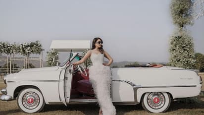 ஃபாரில் ஸ்டைலில் நடந்த திருமண பார்ட்டி! வெள்ளை நிற உடையில் ஒற்றை டைமென்ட் நெக்லஸ் அழகில் ஜொலிக்கும்  ஹன்சிகா!