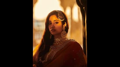 రాయల్‌ లుక్‌లో రాజహంసలా అతిలోక సుందరి తనయ హోయలు.. జాన్వీని ఇలా చూస్తే స్వయంవరం వెళ్తారేమో!