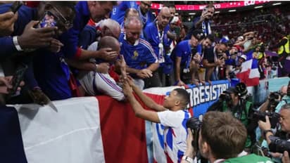 അഹങ്കാരിയെന്ന് ആര് പറഞ്ഞു; പരിക്കേറ്റ ആരാധകന് അടുത്തെത്തി ക്ഷമ ചോദിച്ച് എംബാപ്പെയുടെ മാതൃക