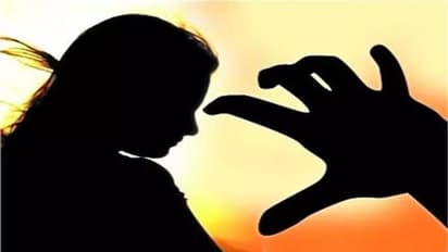 कौशांबी: रास्ते में युवती से छेड़छाड़ के बाद पुलिस ने फाड़ी तहरीर, आरोपी ने वापस आकर एसिड अटैक की दी धमकी