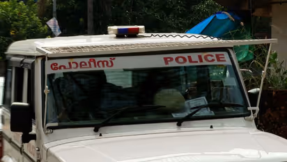 വ്യക്തി വൈരാഗ്യം, പൊലീസുകാർ ലാത്തികൊണ്ട് വളഞ്ഞിട്ട് തല്ലിയെന്ന് യുവാവിന്‍റെ പരാതി 