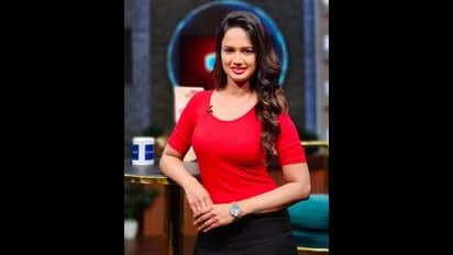 రెడ్ టాప్ లో కేకపెట్టిస్తున్న ‘బిగ్ బాస్ బ్యూటీ’.. మెస్మరైజ్ చేయడంలో అరియానా రూటే వేరయ్యా!