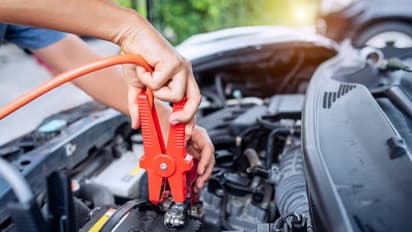 छोटी-छोटी गलतियां कम करती हैं कार के बैटरी की लाइफ, ऐसा करने से बचें