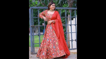 స్నేహ పరువాల విందు..  రెడ్‌ లెహంగా చోళీలో గేట్‌ వద్ద హోయలు పోతూ  కైపెక్కించే పోజులు.. చూస్తే రచ్చే 