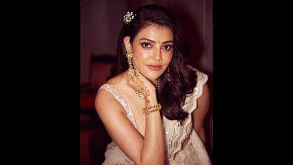 మత్తెక్కించే కళ్లతో మైకం తెప్పిస్తున్న కాజల్.. అటు స్లీవ్ లెస్ అందాలతో మతులు పోగొడుతున్న చందమామ!