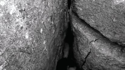 కామారెడ్డి జిల్లాలో బండరాళ్ల నుంచి క్షేమంగా బయటపడ్డ రాజు.. ఆస్పత్రికి తరలింపు..