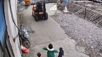 എന്തൊരു കരുതല്; സഹോദരങ്ങള്ക്കായി വണ്ടി നിർത്തിച്ച് കൊച്ചു മിടുക്കി; വൈറലായി വീഡിയോ