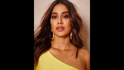 జాన్వీ కపూర్ అందాలకు అతుక్కుపోయిన డ్రెస్.. బాబోయ్ మామూలు స్ట్రక్చర్ కాదుగా, కుర్రాళ్ళు విలవిల