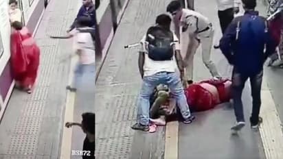 ಚಲಿಸುತ್ತಿರುವ ರೈಲೇರಲು ಹೋಗಿ ಕೆಳಗೆ ಬಿದ್ದ ಅಮ್ಮ ಮಗಳು... 