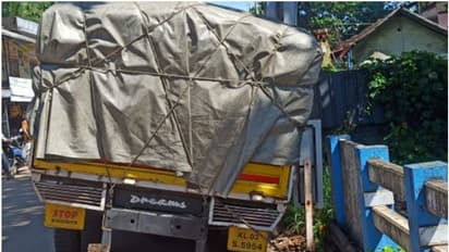 റോഡ് പെട്ടന്ന് ഇടിഞ്ഞു താഴ്ന്നു, ചരക്ക് ലോറി ചരിഞ്ഞ് അപകടത്തിൽപ്പെട്ടു; പാലത്തിന്‍റെ കൈവരി രക്ഷയായി!