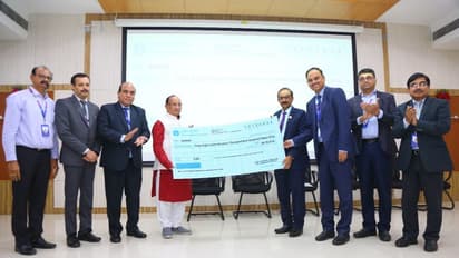 ఎస్బీఐ సీఎస్ఆర్ యాక్టివిటీ.. దండకారణ్యంలో చేతిపంపుల కోసం రూ. 38.20 లక్షల చెక్కు