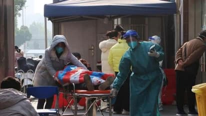 കൊവിഡിൽ നട്ടംതിരിഞ്ഞ് ചൈന: ആശുപത്രികളിൽ നീണ്ട ക്യൂ, പത്ത് ലക്ഷം പേര് മരിക്കാൻ സാധ്യതയെന്ന് മുന്നറിയിപ്പ്