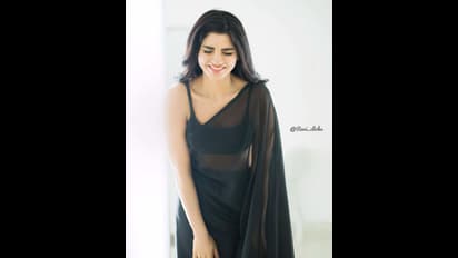 బ్లాక్ శారీలో జబర్దస్త్ వర్ష పిచ్చెక్కించే అందాలు.. ఫ్రంటూ, బ్యాక్ చూపిస్తూ రచ్చ.. చూస్తే అంతే!