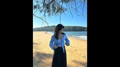 సముద్రపు నీటిలో చిందులేస్తూ.. గ్లామర్ షోతో చెమటలు పట్టిస్తున్న నేహా శర్మ.. బీచ్ లో రచ్చరచ్చ!