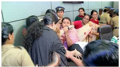 കത്ത് വിവാദം: മേയറുടെ വഴിതടഞ്ഞു, നഗരസഭയിൽ സംഘർഷം; 9 ബിജെപി വനിതാ കൗൺസിലർമാർക്ക് സസ്പെൻഷൻ