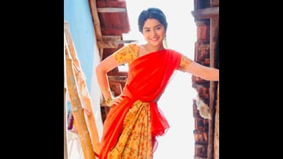  ಲಂಗ ದಾವಣಿಯಲ್ಲಿ ಮಿಂಚಿದ ಮೇಘಾ ಶೆಟ್ಟಿ; ಕೈವ ಲುಕ್‌ ಎನ್ನುತ್ತಿರುವ ನೆಟ್ಟಿಗರು!