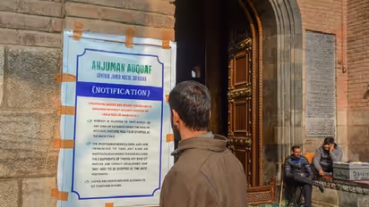 Jamia Masjid in Srinagar prohibits photography in mosque, men and women from sitting together
