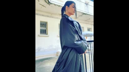 వంగి అందాలు వడిస్తున్న శృతి హాసన్‌.. పదునైన నాలుక, వెచ్చని హృదయం అంటూ హీటు పెంచుతున్న హాట్‌ బ్యూటీ