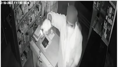 പിക്കാസ് ഉപയോഗിച്ച് പൂട്ടുപൊളിച്ചു, ബേക്കറിസാധനങ്ങളും എടുത്തു; മാന്നാറിൽ കടകളിൽ വീണ്ടും മോഷണം