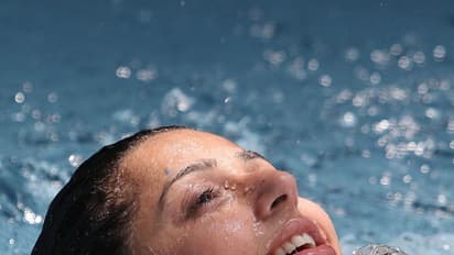 తడిసిన అందాలతో కేకపెట్టిస్తున్న ఎన్టీఆర్‌ హీరోయిన్‌.. స్విమ్మింగ్‌ పూల్‌లో జలకాలాడుతూ హీటు పెంచుతున్న భూమిక 