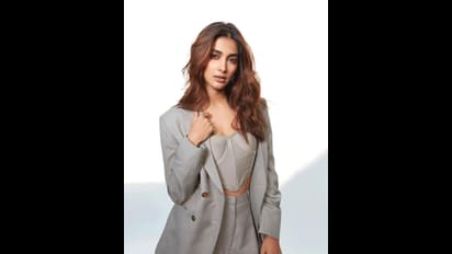 చిట్టి డ్రెస్‌ వేసిన పెద్ద పాప.. జాకెట్‌ విప్పేసి పూజా హెగ్డే టాప్‌ షో.. కుర్రాళ్లకి అదిరిపోయే ట్రీట్